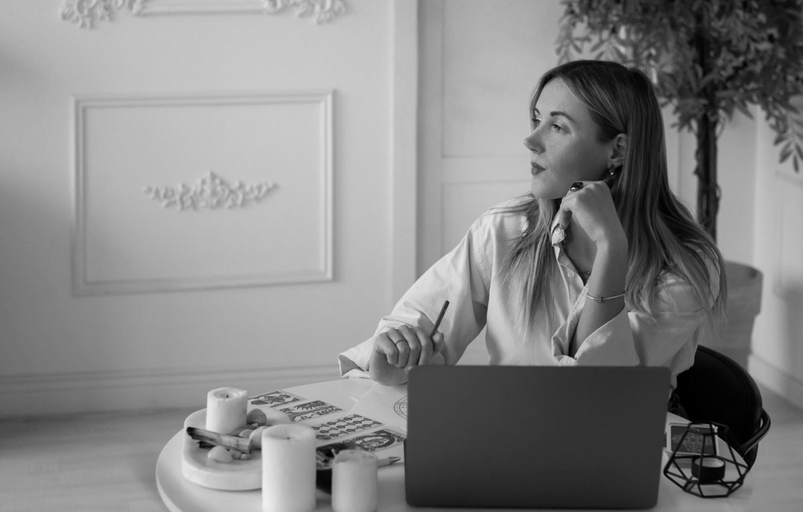 Arbeitsplatz mit Finanzunterlagen und Laptop